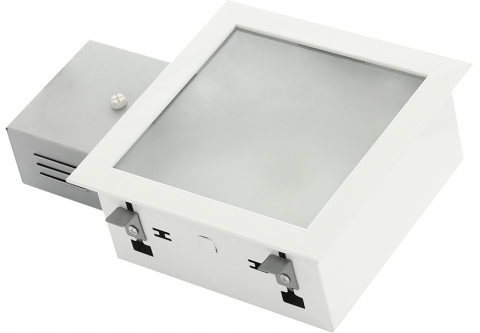 Квадратные даунлайты / квадратные downlight светильники TETRA SOP IP44 в белом корпусе с опаловым рассеивателем.