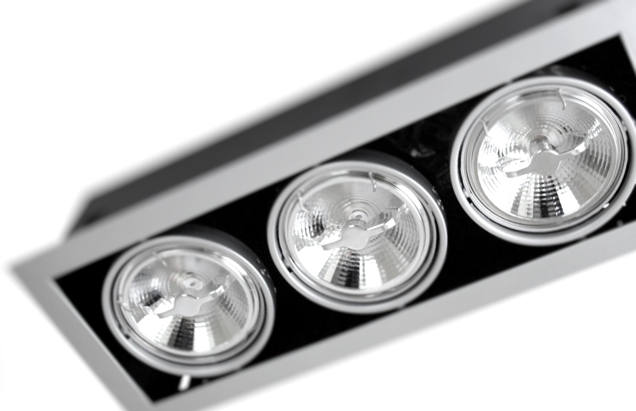 Светодиодные встраиваемые карданные светильники серии PEGASUS LED 3x с тремя ячейками. В каждой ячейке карданный подвес со светодиодной лампой с зеркальным отражателем.